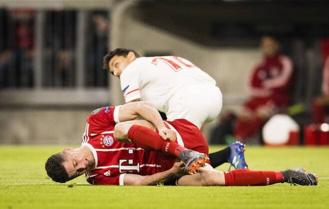 München, 11.04.2018 Robert Lewandowski (FCB) mit dickem Auge am Boden FC Bayern München - FC Sevilla