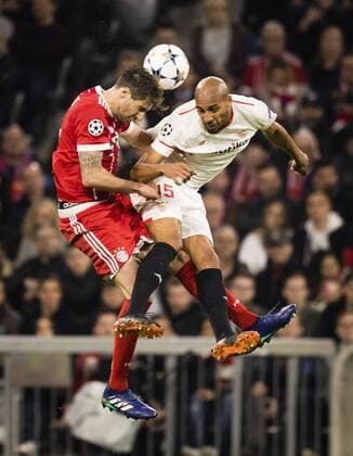 München, 11.04.2018 Javi Martinez (FCB), Steven N Zonzi (Sevilla) FC Bayern München - FC Sevilla