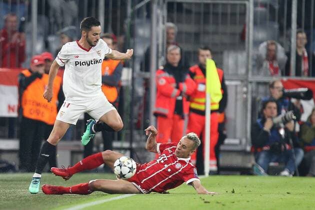 l-r: im Zweikampf, Aktion, mit Pablo Sarabia 17 (FC Sevilla) und Rafinha 13 (FC Bayern Muenchen), FC Bayern Muenchen vs. FC Sevilla, Fussball, Viertelfinale, Champions League, 11.04.2018 Muenchen Bayern Deutschland