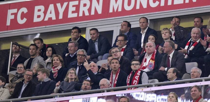 11.04.2018, Fussball UEFA Champions League 2017 2018, Viertelfinale Rückspiel, FC Bayern München - FC Sevilla, in der Allianzarena München. Ehrentribüne, li: Torwart Manuel Neuer (FC Bayern München), re: Vorstandsvorsitzender Karl-Heinz Rummenigge (FC Bayern München), Präsident Uli Hoeness (FC Bayern).