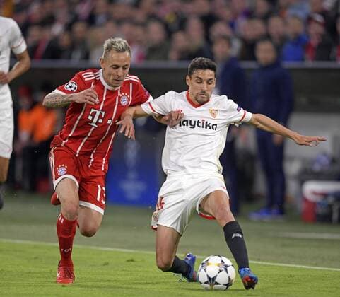 11.04.2018, Fussball UEFA Champions League 2017 2018, Viertelfinale Rückspiel, FC Bayern München - FC Sevilla, in der Allianzarena München. v.li: Rafinha (FC Bayern München) gegen Jesus Navas (FC Sevilla).