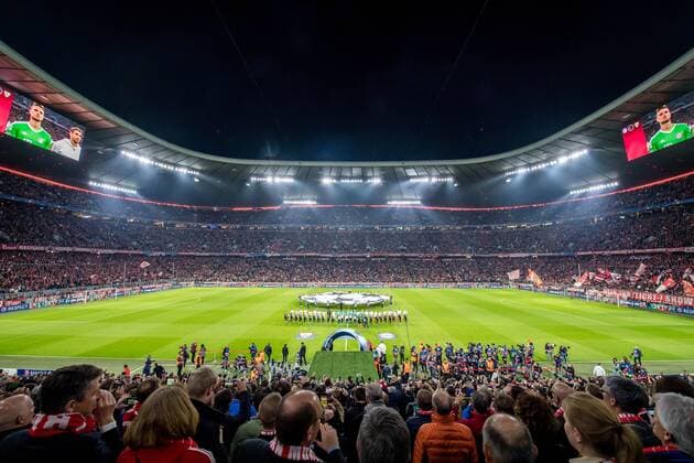 Bilder des Tages - SPORT 11. April 2018: Muenchen, Allianz Arena: Fussball UEFA Champions League, Viertelfinale: FC Bayern Muenchen - FC Sevilla: Spieler beider Mannschaften betreten das Feld.