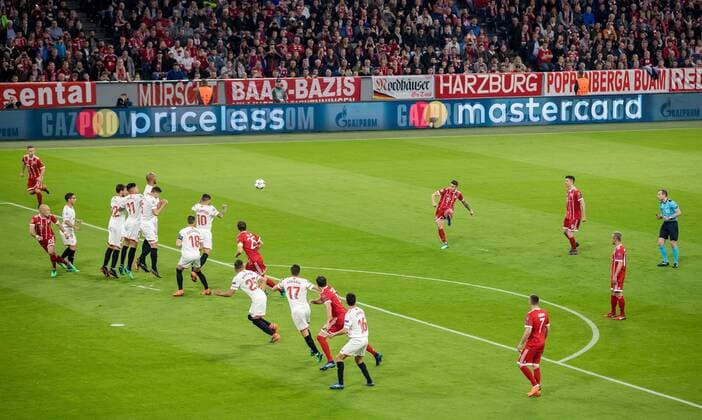 11. April 2018: Muenchen, Allianz Arena: Fussball UEFA Champions League, Viertelfinale: FC Bayern Muenchen - FC Sevilla: Muenchens James Rodriguez schiesst einen Freistoss.