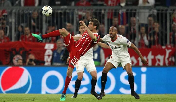 UEFA Champions League, FC Bayern München - Sevilla FC, Viertelfinale Rueckspiel Quarter-Finals 2nd leg, 11.04.2018 in der Allianz Arena, Saison 2017 18, xmdx, Thomas MUELLER MÜLLER (25, FC Bayern Muenchen), Steven NZONZI (15, Sevilla FC) FC Bayern Muenchen - Sevilla FC
