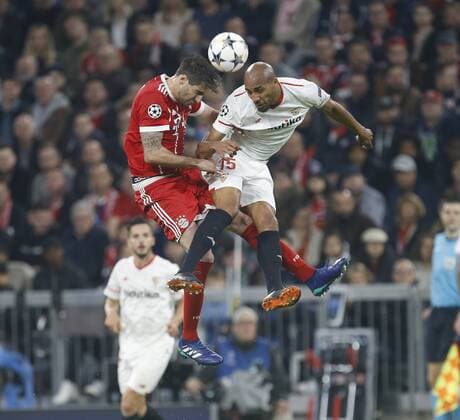 V.li. Javi Martinez (Bayern) , Steven N Zonzi (Sevilla). FC Bayern München-FC Sevilla.. München, GER, 11.042018, Viertelfinale Fussball-Champions League 2017-2018 .