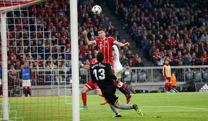 UEFA Champions League, FC Bayern München - Sevilla FC, Viertelfinale Rueckspiel Quarter-Finals 2nd leg, 11.04.2018 in der Allianz Arena, Saison 2017 18, xmdx, Robert LEWANDOWSKI (9, FC Bayern Muenchen) vergibt torchance gegen David SORIA (13, Goalkeeper, Sevilla FC) FC Bayern Muenchen - Sevilla FC