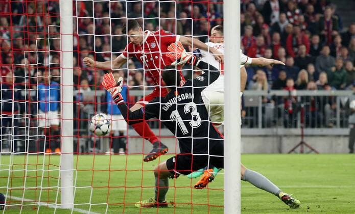 UEFA Champions League, FC Bayern München - Sevilla FC, Viertelfinale Rueckspiel Quarter-Finals 2nd leg, 11.04.2018 in der Allianz Arena, Saison 2017 18, xmdx, Robert LEWANDOWSKI (9, FC Bayern Muenchen) vergibt torchance gegen David SORIA (13, Goalkeeper, Sevilla FC) FC Bayern Muenchen - Sevilla FC