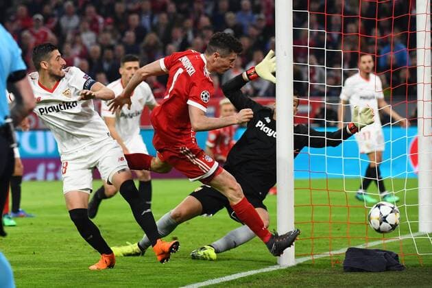11.04.2018, xjhx, Fussball Champions League, FC Bayern Muenchen - FC Sevilla, emspor, v.l. Escudero (Sevilla FC), Robert Lewandowski (FCB - FC Bayern Muenchen), David Soria (Sevilla FC) Muenchen