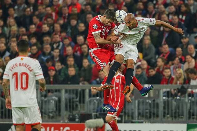 Muenchen, Deutschland 11.04.2018, UEFA Champions League - 2017 18 Season, Quarter-finals, Second leg, FC Bayern Muenchen - Sevilla FC , Javi Martinez (FCB) und Steven N Zonzi (FCS) im Zweikampf ( DeFodi501
