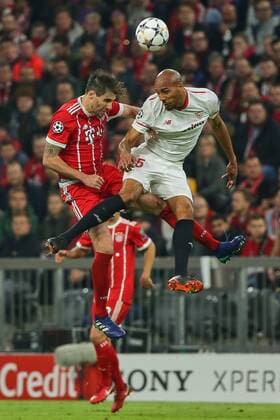 Muenchen, Deutschland 11.04.2018, UEFA Champions League - 2017 18 Season, Quarter-finals, Second leg, FC Bayern Muenchen - Sevilla FC , Javi Martinez (FCB) und Steven N Zonzi (FCS) im Zweikampf ( DeFodi501