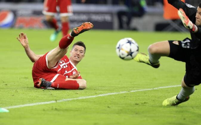 Bilder des Tages - SPORT 11.04.2018, Fussball UEFA Champions League 2017 2018, Viertelfinale Rückspiel, FC Bayern München - FC Sevilla, in der Allianzarena München. Robert Lewandowski (li, FC Bayern München) gegen David Soria (FC Sevilla).