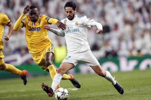 (l-r) Blaise Matuidi of Juventus FC, Isco of Real Madrid during the UEFA Champions League quarter final match between Real Madrid and Juventus FC at the Santiago Bernabeu stadium on April 11, 2018 in Madrid, Spain UEFA Champions League 2017 2018 xVIxVIxImagesx xMauricexvanxSteenxIVx 10619427