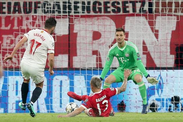 Pablo Sarabia ( FC Sevilla 17 ) Rafinha (FC Bayern Muenchen 13) klaert Torwart Sven Ulreich (FC Bayern Muenchen 26), FC Bayern Muenchen vs. FC Sevilla, Champions League, Viertelfinale, Fussball, 11.04.2018, Muenchen Copyright: xLanger Eibner-Pressefotox EP_HLR
