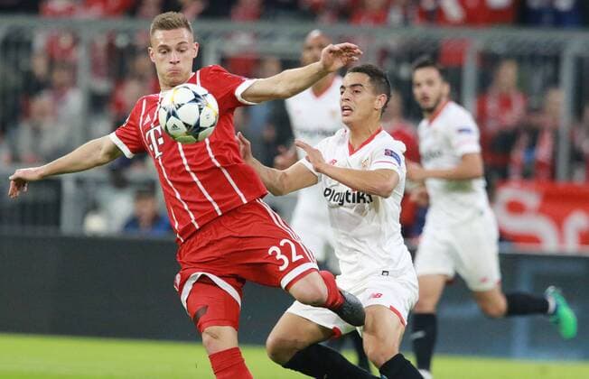 Joshua Kimmich (li.) (FC Bayern) gegen Ben Yedder (Sevilla FC) Fussball UEFA Champions League FC Bayern München - Sevilla FC 11.04.2018