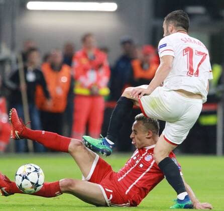 Rafinha (FC Bayern) rettet vor Sarabia (Sevilla FC) und wird verletzt Fussball UEFA Champions League FC Bayern München - Sevilla FC 11.04.2018