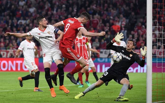FUSSBALL CHAMPIONS LEAGUE SAISON 2017 2018 VIERTELFINALE RUECKSPIEL FC Bayern Muenchen - FC Sevilla 11.04.2018 Sergio Escudero (li) und Torwart David Soria (re, beide FC Sevilla) gegen Robert Lewandowski (FC Bayern Muenchen) Muenchen