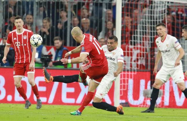 Bilder des Tages - SPORT Arjen Robben (FC Bayern) schiesst Fussball UEFA Champions League FC Bayern München - Sevilla FC 11.04.2018