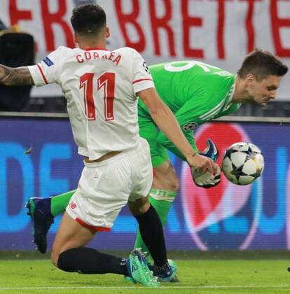 Sven Ulreich (FC Bayern) rettet vor Correa (Sevilla FC) Fussball UEFA Champions League FC Bayern München - Sevilla FC 11.04.2018