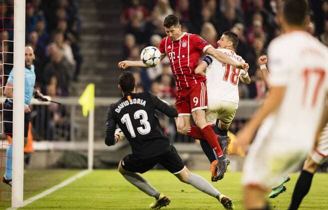 München, 11.04.2018 Robert Lewandowski (FCB) setzt sich gegen Sergio Escudero (Sevilla) durch - Torwart David Soria (Sevilla) FC Bayern München - FC Sevilla