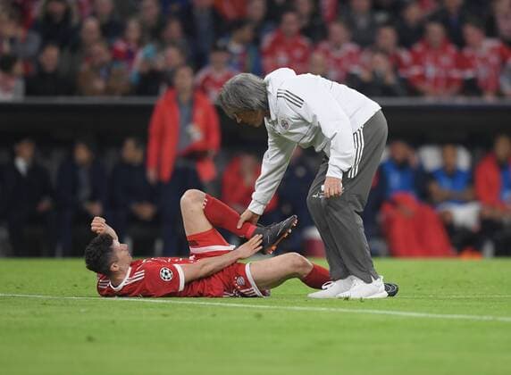 11.04.2018, Fussball UEFA Champions League, Saison 2017 2018, Viertelfinale, FC Bayern Muenchen - FC Sevilla, Dr. Hans Wilhelm Mueller Wohlfahrt (Bayern Muenchen) bei Robert Lewandowski (Bayern Muenchen)