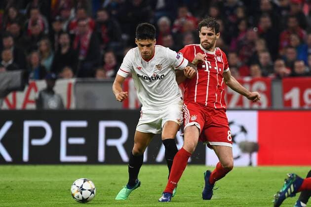 11.04.2018, xjhx, Fussball Champions League, FC Bayern Muenchen - FC Sevilla, emspor, v.l. Joaquin Correa (Sevilla FC), Javi Martinez (FCB - FC Bayern Muenchen) Muenchen