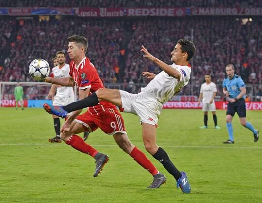 11.04.2018, Fussball UEFA Champions League 2017 2018, Viertelfinale Rückspiel, FC Bayern München - FC Sevilla, in der Allianzarena München. v.li: Robert Lewandowski (FC Bayern München) gegen Jesus Navas (FC Sevilla).