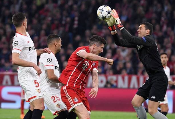 FUSSBALL CHAMPIONS LEAGUE SAISON 2017 2018 VIERTELFINALE RUECKSPIEL FC Bayern Muenchen - FC Sevilla 11.04.2018 Clement Lenglet, Gabriel Mercado und Torwart David Soria (v.l., alle FC Sevilla) gegen Robert Lewandowski (FC Bayern Muenchen) Muenchen