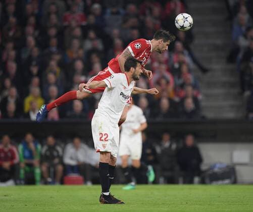 11.04.2018, Fussball UEFA Champions League, Saison 2017 2018, Viertelfinale, FC Bayern Muenchen - FC Sevilla, ier Martinez (Bayern Muenchen), oben, gegen Franco Vazquez (FC Sevilla)