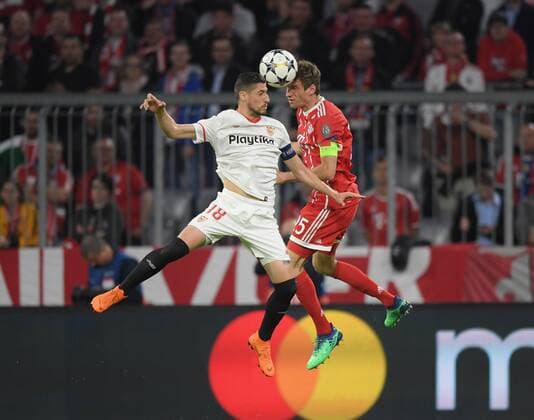 11.04.2018, Fussball UEFA Champions League, Saison 2017 2018, Viertelfinale, FC Bayern Muenchen - FC Sevilla, mas Mueller, Thomas Müller (Bayern Muenchen), re., gegen Sergio Escudero (FC Sevilla)