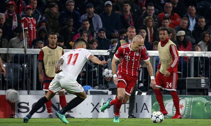 UEFA Champions League, FC Bayern München - Sevilla FC, Viertelfinale Rueckspiel Quarter-Finals 2nd leg, 11.04.2018 in der Allianz Arena, Saison 2017 18, xmdx, Joaquin CORREA (11, Sevilla FC), Arjen ROBBEN (10, FC Bayern Muenchen) FC Bayern Muenchen - Sevilla FC