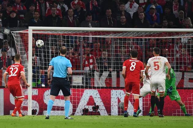 11.04.2018, xjhx, Fussball Champions League, FC Bayern Muenchen - FC Sevilla, emspor, v.l. Wissam Ben Yedder (Sevilla FC) Torschuss Sven Ulreich (FCB - FC Bayern Muenchen) Muenchen