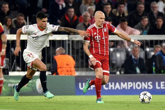 Joaquin Correa (FC Sevilla), Arjen Robben (FC Bayern Muenchen). Deutschland, Muenchen: Fussball, UEFA Champions League, Viertelfinale 2 Spiel: FC Bayern Muenchen vs FC Sevilla am 11.04.2018, Allianz Arena.
