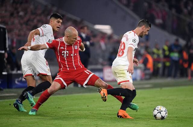 FUSSBALL CHAMPIONS LEAGUE SAISON 2017 2018 VIERTELFINALE RUECKSPIEL FC Bayern Muenchen - FC Sevilla 11.04.2018 Arjen Robben (Mitte, FC Bayern Muenchen) gegen Joaquin Correa (li) und Sergio Escudero (re, beide FC Sevilla) Muenchen