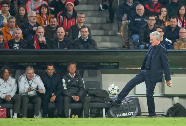 Trainer Cheftrainer Jupp HEYNCKES (FCB) Einzelaktion mit Ball, Ganzfigur, Freisteller, Einzelbild, Hochformat, Aktion, Ganzkoerper, Einzelaufnahmen, Action Ballannahme, Ballbehandlung FC BAYERN MUENCHEN - FC SEVILLA Viertelfinale Rueckspiel, Fussball UEFA Champions League, Muenchen, Deutschland 11.04.2018 CL Saison 2017 2018, FCB,