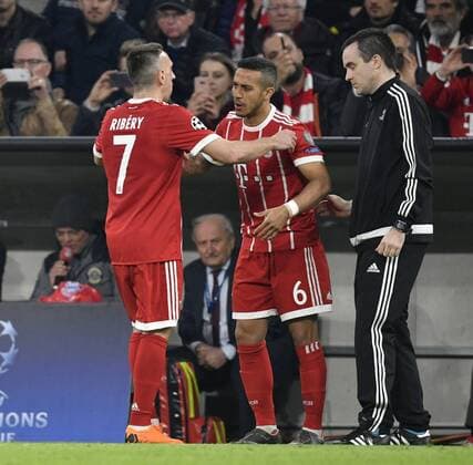 Wechsel, Auswechslung, Einwechslung Thiago Alcantara FC Bayern München kommt für Franck Ribery FC Bayern München FC Bayern München FCB vs FC Sevilla UEFA Champions-League CL Viertelfinale Rückspiel Spiel 2 Saison 2017 2018 München Allianz Arena 11.04.2018 FC Bayern München FCB vs FC Sevilla