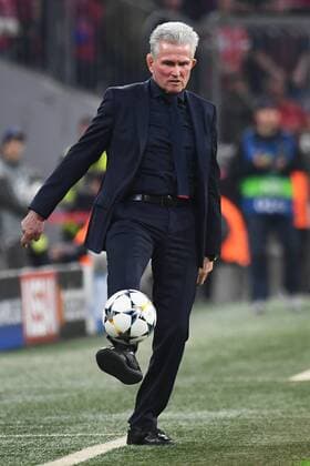 11.04.2018, xjhx, Fussball Champions League, FC Bayern Muenchen - FC Sevilla, emspor, v.l. Trainer Jupp Heynckes (FCB - FC Bayern Muenchen) gibt Anweisung, gestikuliert, mit den Armen gestikulieren, gives instructions, gesticulate haelt den Ball hoch Muenchen