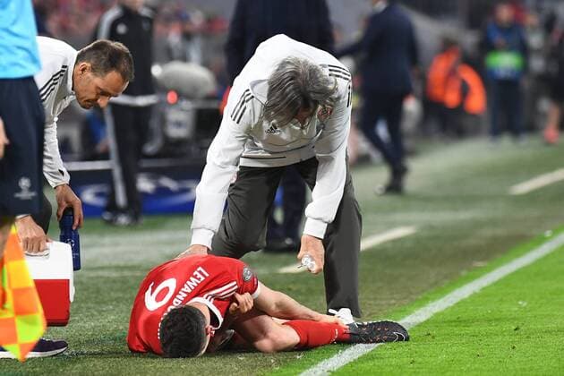 11.04.2018, xjhx, Fussball Champions League, FC Bayern Muenchen - FC Sevilla, emspor, v.l. Dr. Hans-Wilhelm Mueller-Wohlfahrt (FCB - FC Bayern Muenchen), Robert Lewandowski (FCB - FC Bayern Muenchen) Muenchen