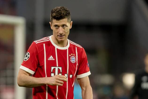 Muenchen, Deutschland 11.04.2018, UEFA Champions League - 2017 18 Season, Quarter-finals, Second leg, FC Bayern Muenchen - Sevilla FC , Robert Lewandowski (FCB) schaut ( DeFodi048