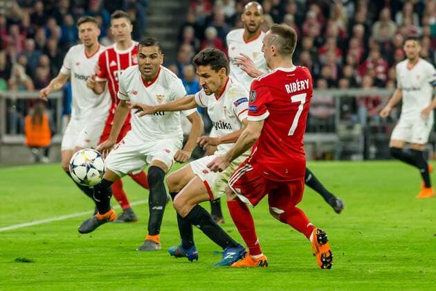 Muenchen, Deutschland 11.04.2018, UEFA Champions League - 2017 18 Season, Quarter-finals, Second leg, FC Bayern Muenchen - Sevilla FC , Jesus Navas (FCS) und Franck Ribery (FCB) im Zweikampf ( DeFodi048