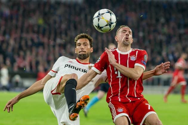 Muenchen, Deutschland 11.04.2018, UEFA Champions League - 2017 18 Season, Quarter-finals, Second leg, FC Bayern Muenchen - Sevilla FC , Franco Vazquez (FCS) und Franck Ribery (FCB) im Zweikampf ( DeFodi048