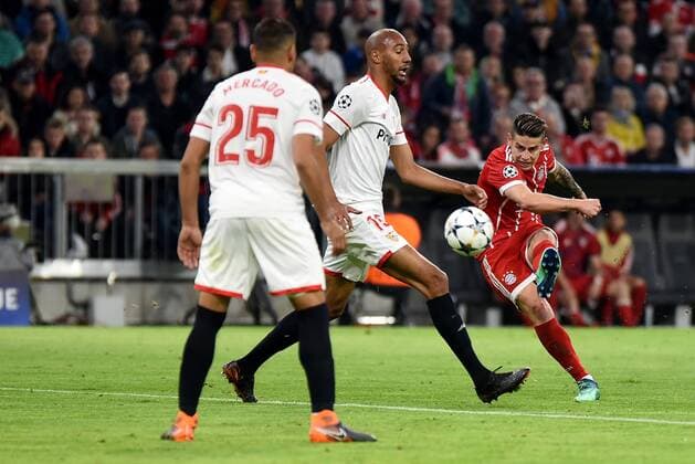 James Rodriguez (FC Bayern Muenchen), Steven N Zonzi (FC Sevilla), Gabriel Mercado (FC Sevilla). Deutschland, Muenchen: Fussball, UEFA Champions League, Viertelfinale 2 Spiel: FC Bayern Muenchen vs FC Sevilla am 11.04.2018, Allianz Arena.