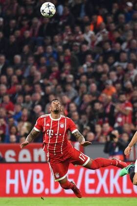 11.04.2018, xjhx, Fussball Champions League, FC Bayern Muenchen - FC Sevilla, emspor, v.l. Jerome Boateng (FCB - FC Bayern Muenchen), Joaquin Correa (Sevilla FC) Muenchen