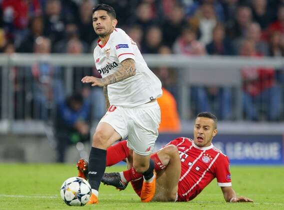 SOCCER - UEFA CL, Bayern vs Sevilla MUNICH,GERMANY,11.APR.18 - SOCCER - UEFA Champions League, quarter finals, FC Bayern Muenchen vs FC Sevilla. Image shows Ever Banega (Sevilla) and Thiago (Bayern). GEPAxpictures xThomasxBachun