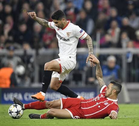 Zweikampf, Aktion Thiago Alcantara FC Bayern München gegen Ever Banega FC Sevilla FC Bayern München FCB vs FC Sevilla UEFA Champions-League CL Viertelfinale Rückspiel Spiel 2 Saison 2017 2018 München Allianz Arena 11.04.2018 FC Bayern München FCB vs FC Sevilla