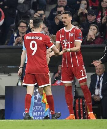Wechsel, Auswechslung, Einwechslung Sandro Wagner FC Bayern München kommt für Robert Lewandowski FC Bayern München FC Bayern München FCB vs FC Sevilla UEFA Champions-League CL Viertelfinale Rückspiel Spiel 2 Saison 2017 2018 München Allianz Arena 11.04.2018 FC Bayern München FCB vs FC Sevilla