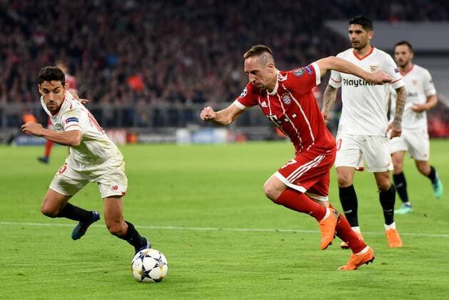 Jesus Navas Gonzalez (FC Sevilla), Franck Ribery (FC Bayern Muenchen). Deutschland, Muenchen: Fussball, UEFA Champions League, Viertelfinale 2 Spiel: FC Bayern Muenchen vs FC Sevilla am 11.04.2018, Allianz Arena.