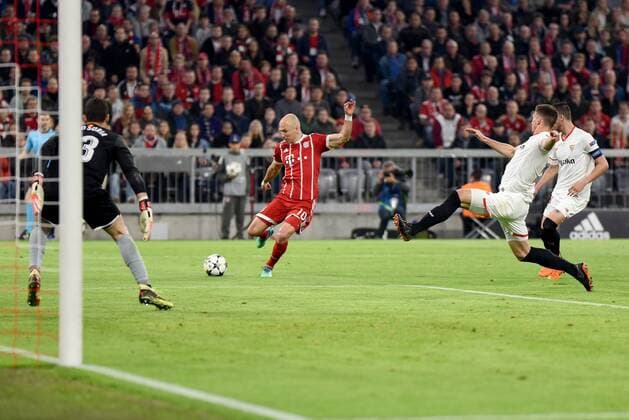 Torwart David Soria (FC Sevilla), Arjen Robben (FC Bayern Muenchen), Clement Lenglet (FC Sevilla). Deutschland, Muenchen: Fussball, UEFA Champions League, Viertelfinale 2 Spiel: FC Bayern Muenchen vs FC Sevilla am 11.04.2018, Allianz Arena.