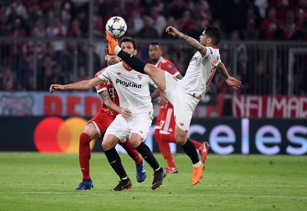 FUSSBALL CHAMPIONS LEAGUE SAISON 2017 2018 VIERTELFINALE RUECKSPIEL FC Bayern Muenchen - FC Sevilla 11.04.2018 Ever Banega (FC Sevilla) am Ball Muenchen