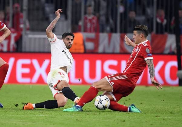 FUSSBALL CHAMPIONS LEAGUE SAISON 2017 2018 VIERTELFINALE RUECKSPIEL FC Bayern Muenchen - FC Sevilla 11.04.2018 Ever Banega (li, FC Sevilla) gegen James Rodriguez (re, FC Bayern Muenchen) Muenchen