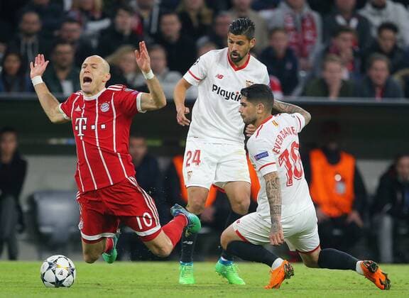 Bilder des Tages - SPORT SOCCER - UEFA CL, Bayern vs Sevilla MUNICH,GERMANY,11.APR.18 - SOCCER - UEFA Champions League, quarter finals, FC Bayern Muenchen vs FC Sevilla. Image shows Arjen Robben (Bayern), Nolito and Ever Banega (Sevilla). GEPAxpictures xThomasxBachun